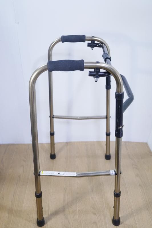 ◆コンビウェルネス　折りたたみ式 歩行器 ◆持ち上げ型歩行補助 介助 介護
