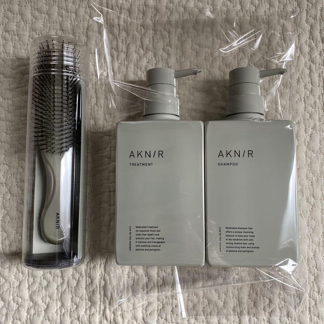 新品、未使用品　AKNIR薬用 ヘアシャンプー＆トリートメント&ブラシセット