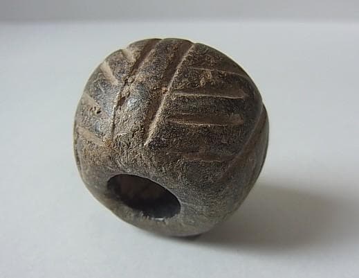 ★J1209★古代石 (114)　3cm バクトリア出土　樹紋様　彫刻石