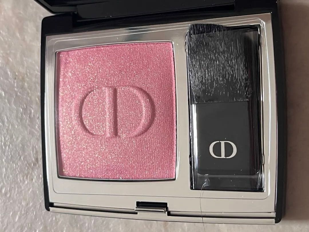 Dior ギフトボックス　アイシャドウ　チーク　リップ　新品未使用　試供品つき