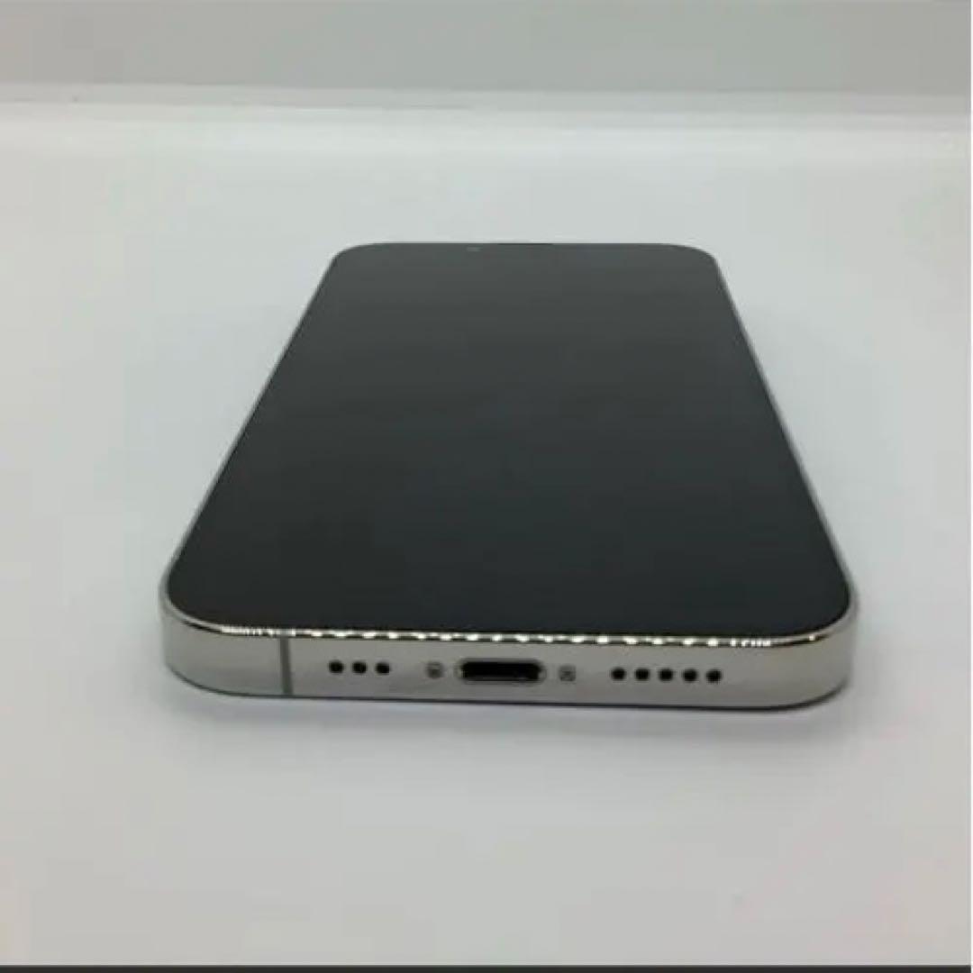 シルバー スマートフォン トリプルカメラ