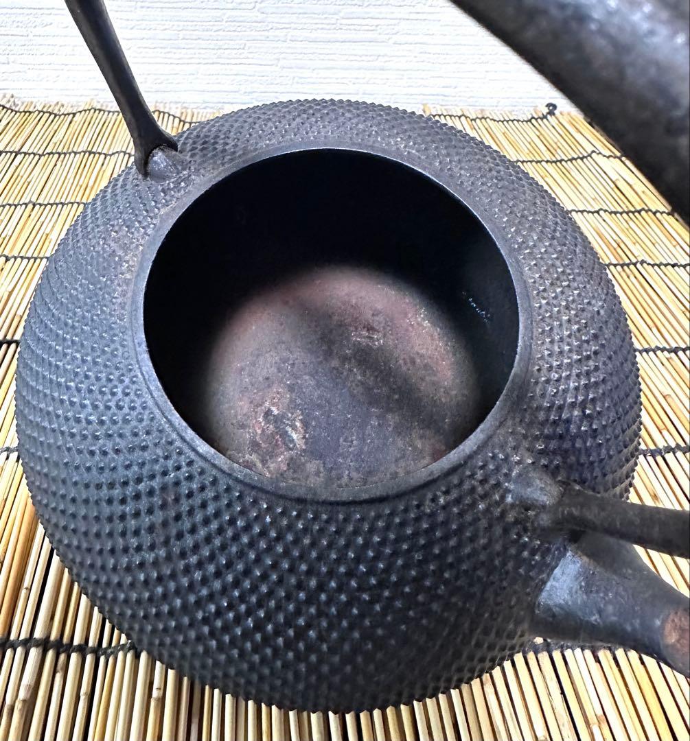 新品、付属品付　二十七代釜師 有坂 安太郎作　１２型アラレ　南部鉄瓶　南部鉄器