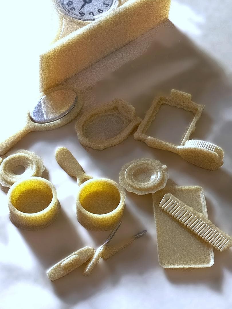 ミニチュア　バニティ セット　ヴィンテージ　象牙色　化粧道具　時計　ドールハウス