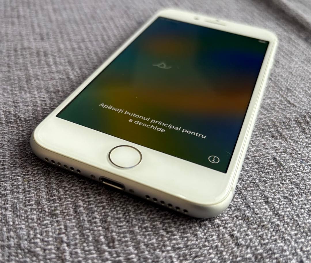 Apple iPhone 8 本体 シルバー