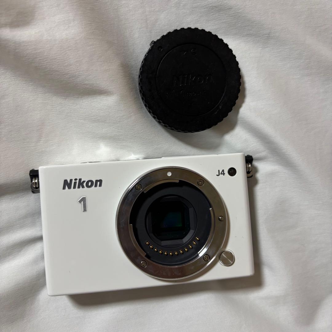 【値下げ中】Nikon1 J4 ダブルズームキット　ホワイト 単焦点レンズ付き