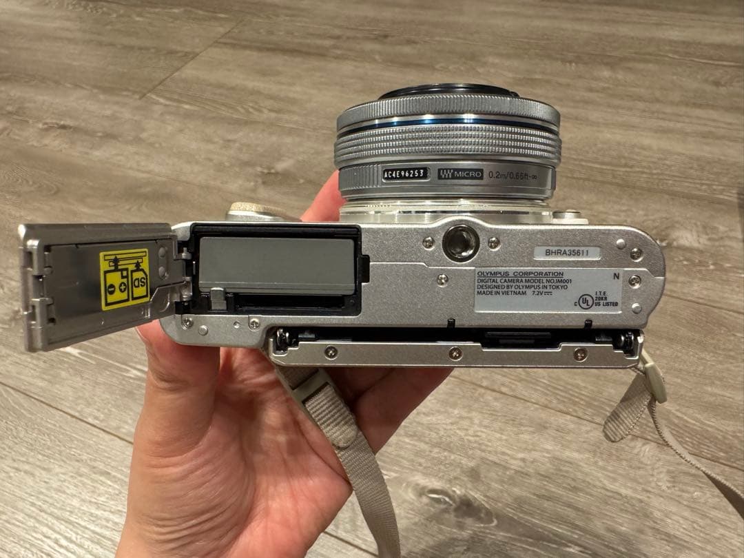 OLYMPUS PEN E-PL8 ミラーレスカメラ 本体と付属品