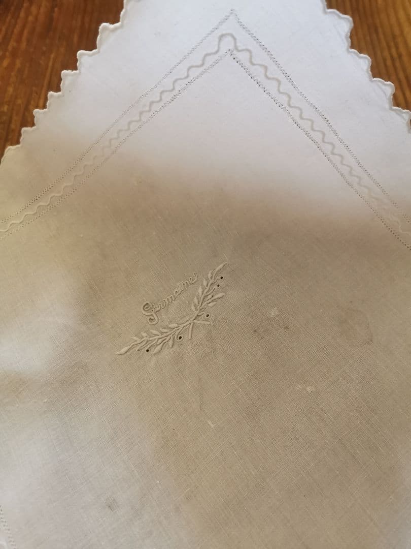 アンティーク 美しい淡いライトグレー とろみのあるリネン 月桂樹手刺繍クロス