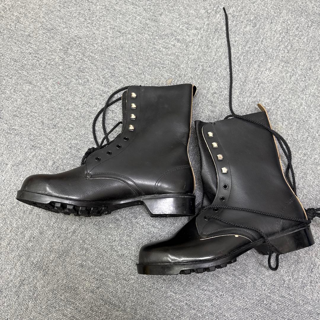 黒のハイカットブーツ メタルスタッズ付き　安全靴