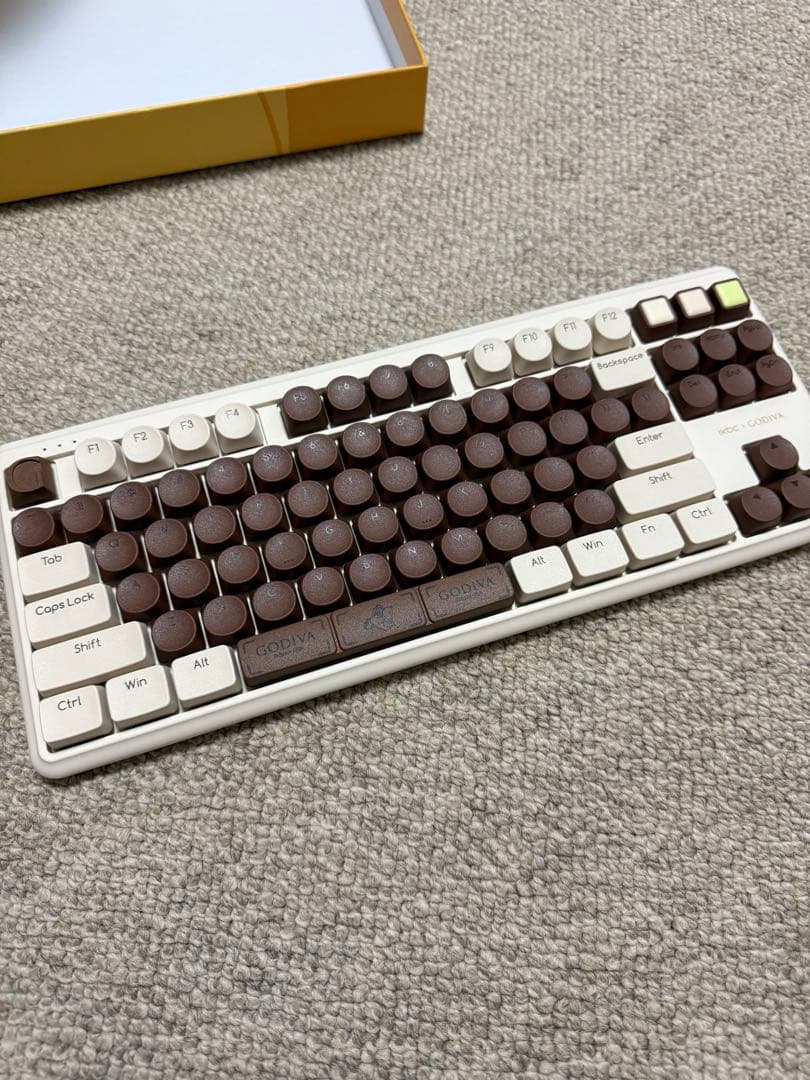 GODIVAとikbc がコラボしたチョコレート風ワイヤレスキーボード