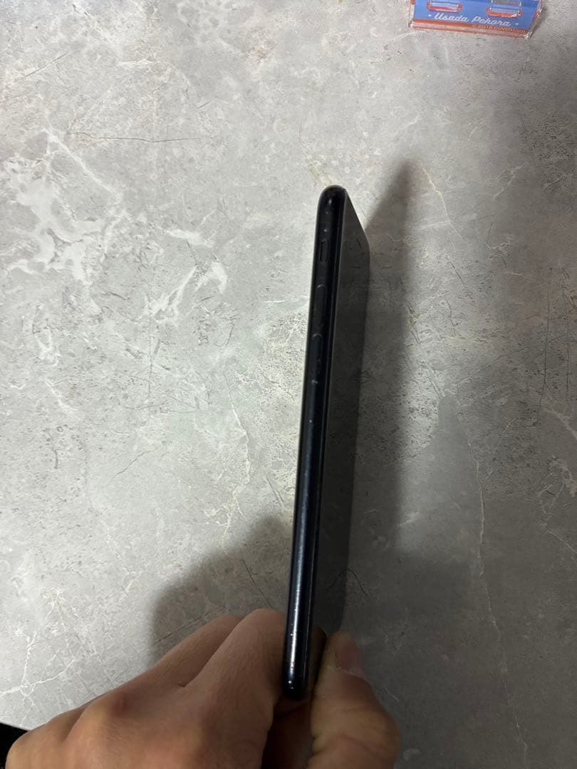 iPhoneSE3 本体のみ 画面に微細なキズあり