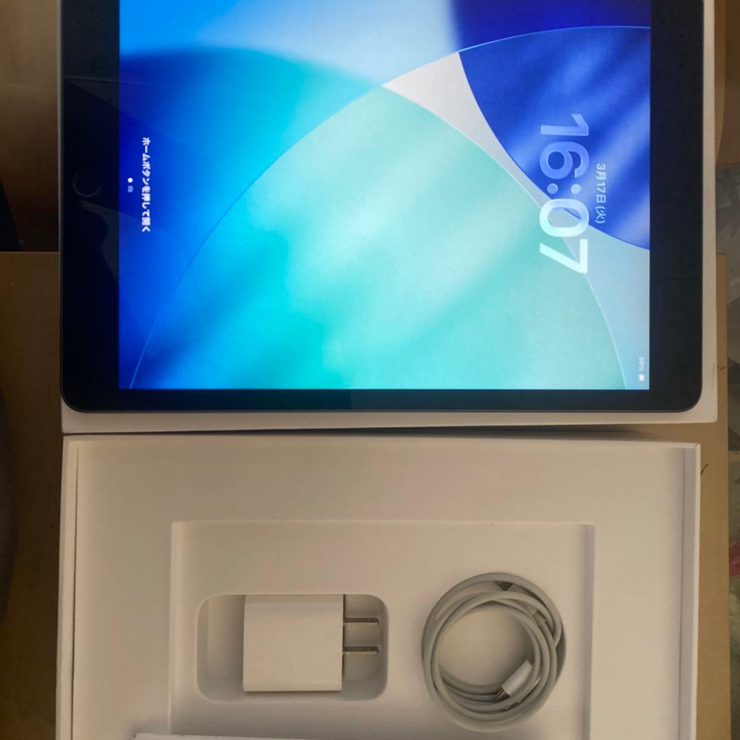 iPad 本体 充電器・ケーブル付き。ケース付き