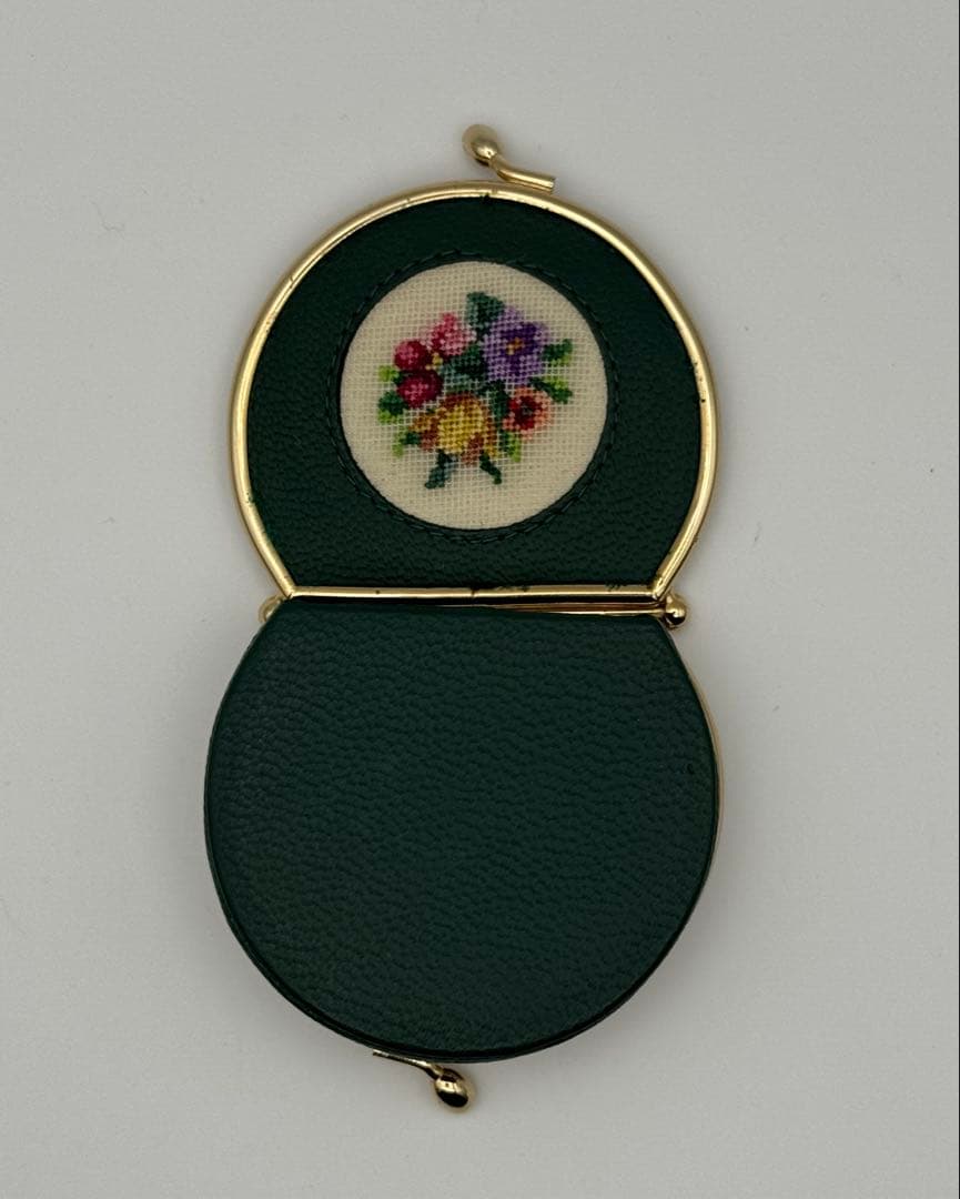 銀座WAKOの花束刺繍の緑色がま口