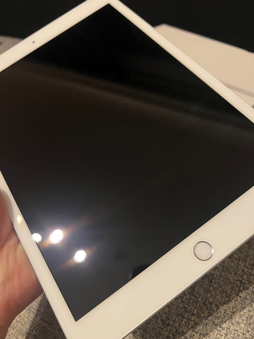 ホワイト iPad 本体 箱付き　第8世代　32GB