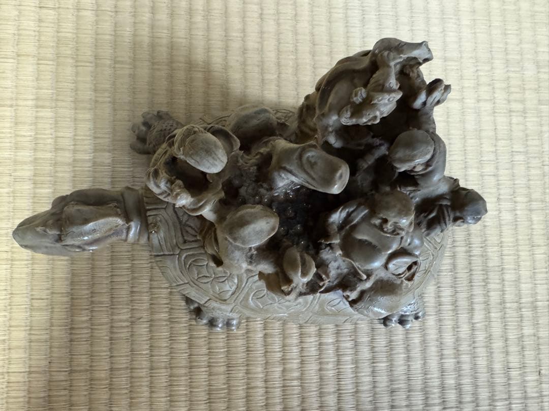 神獣「龍亀」に、七福神「布袋様」が乗った縁起物