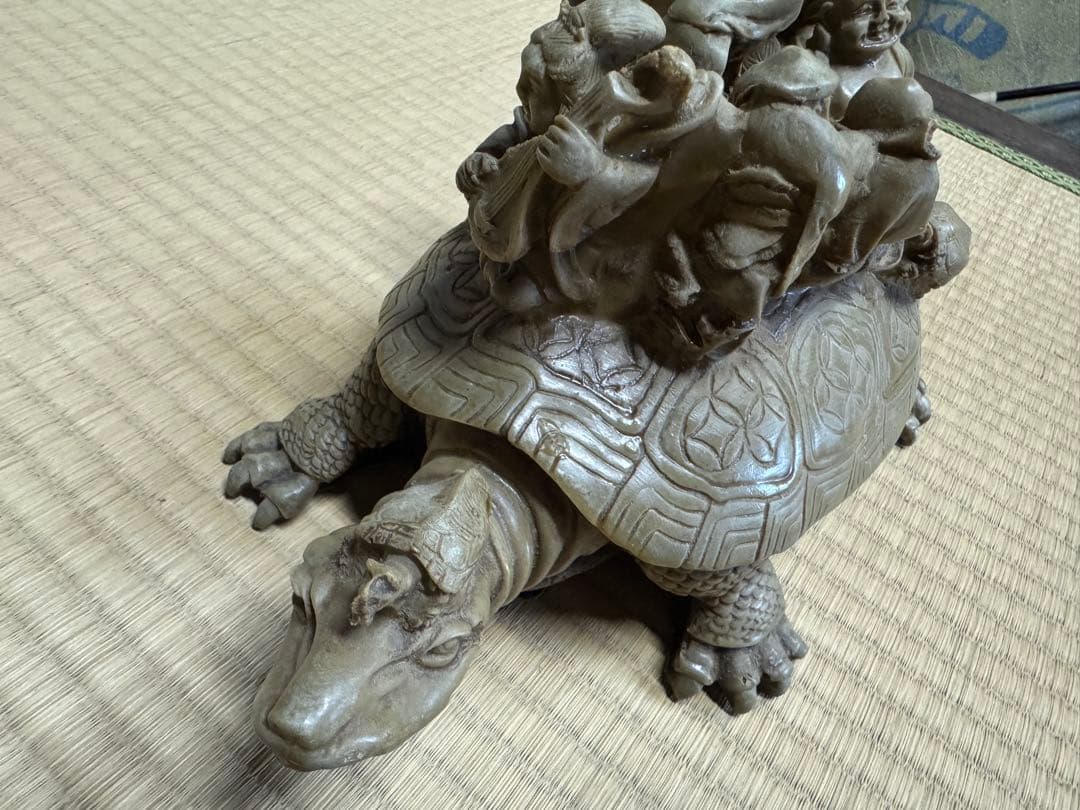 神獣「龍亀」に、七福神「布袋様」が乗った縁起物