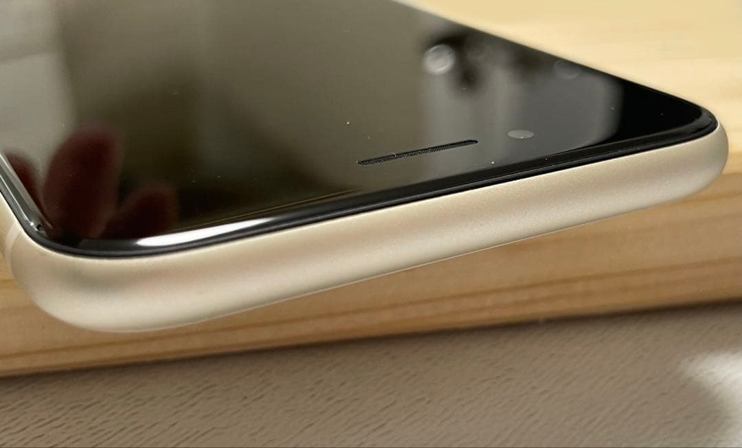 美品 iPhoneSE 第3世代 本体 64gb iPhone SE se3 白