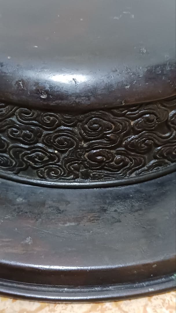 時代物　金工師　市川東玉斎　銅製三足流雲文獣足丸形花入　在銘　東玉斎　花器　骨董