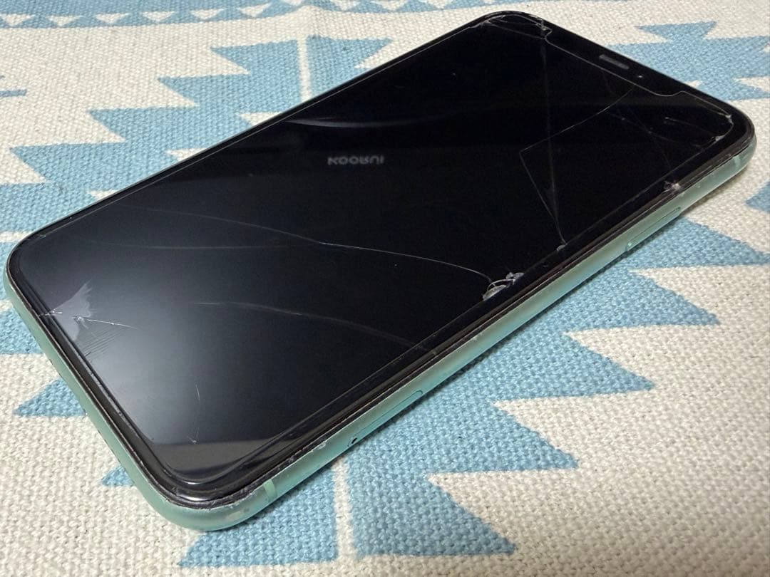 iPhone 11 64GB ホワイト バッテリー容量95% ひび割れあり