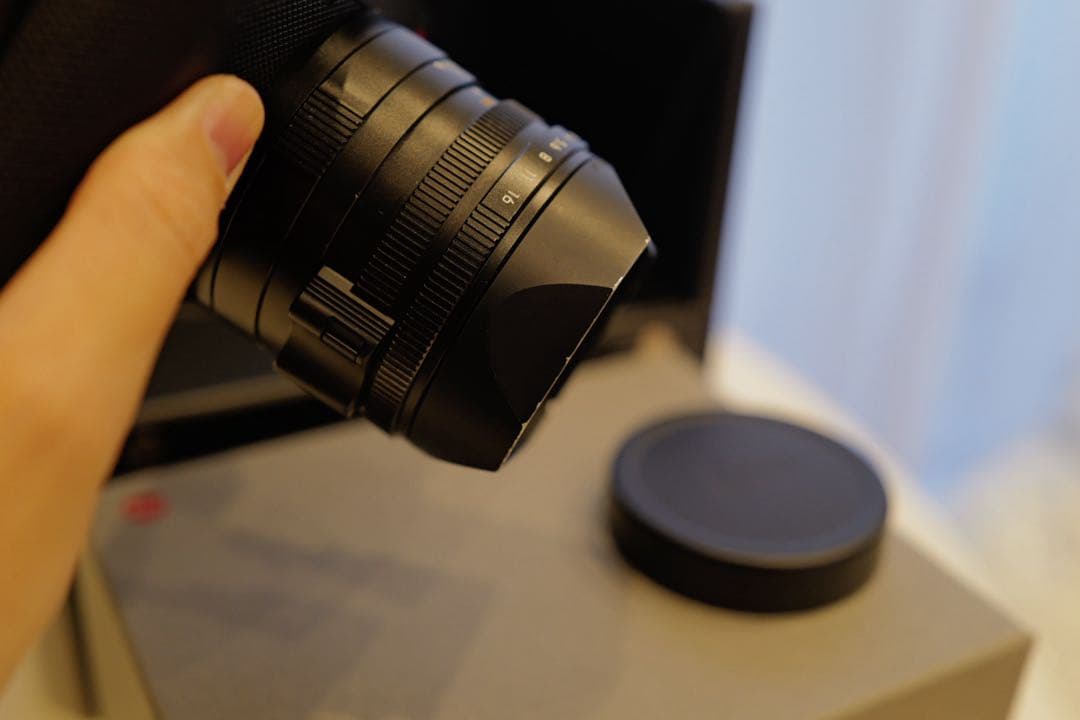 Leica Q2 純正サムレスト付き
