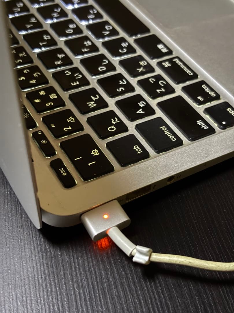 ジャンク Macbook Air 11- inch 作動確認済 箱あり