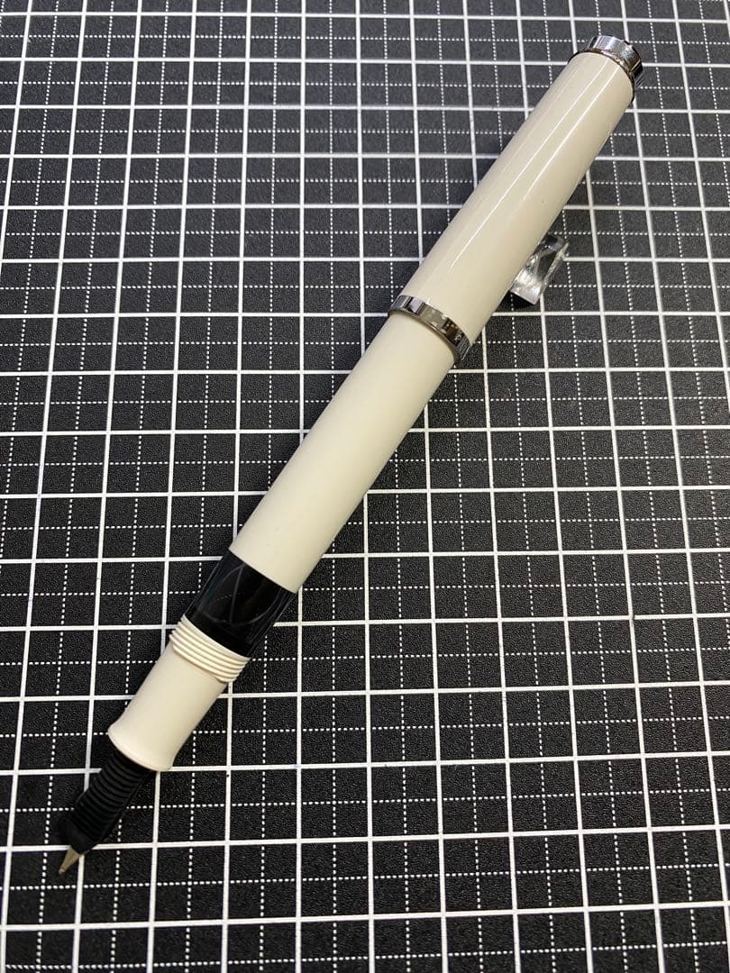 PELIKAN CLASSIC M205 WHITE 万年筆　字幅F
