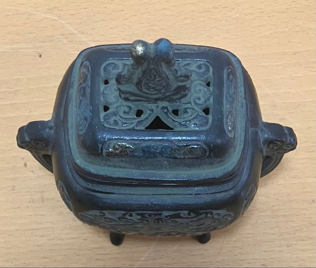 【共箱付】銅製 香炉 双耳 四足 龍・唐草彫刻 青銅色 伝統工芸 仏具 置物