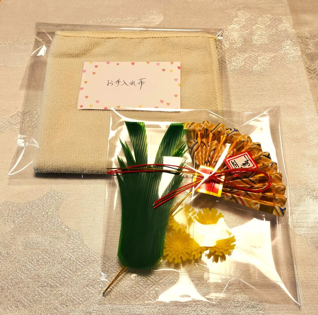 ２つ目の出品！高級感！≪加賀金箔≫の可愛い重箱　おまけ付！　3段　漆塗　お吸物椀