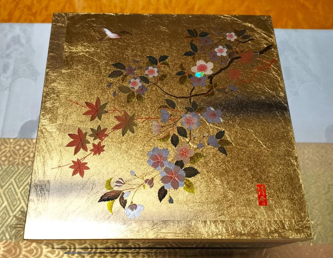 ２つ目の出品！高級感！≪加賀金箔≫の可愛い重箱　おまけ付！　3段　漆塗　お吸物椀