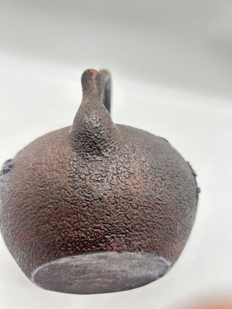 鉄瓶 浮彫りデザイン 日本龟文？ 水漏れ無　容量約1300ml