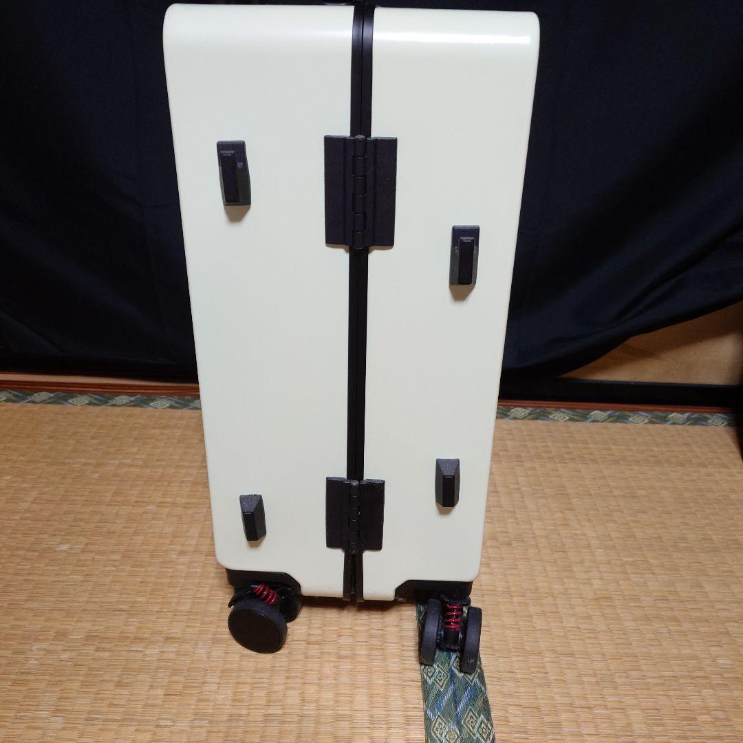 キャリーケース　バニラ色