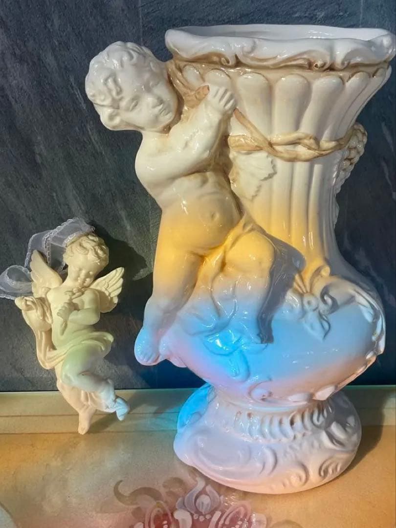 ⚜️イタリー製バロックスタイルのアイボリー陶器製花瓶と天使の飾り物のセット⚜️