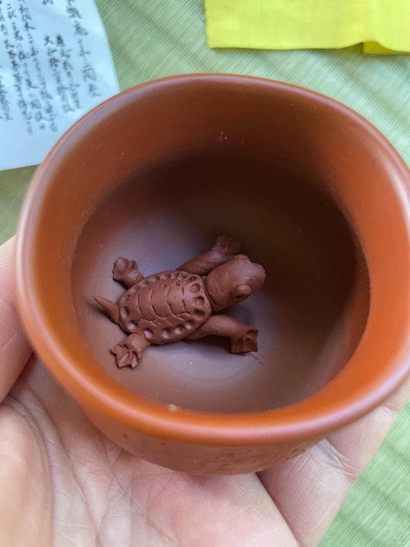 ぐい呑み　カニ　名工　井上素三　細蜜作り　おちょこ　酒器　盃　常滑焼　朱泥