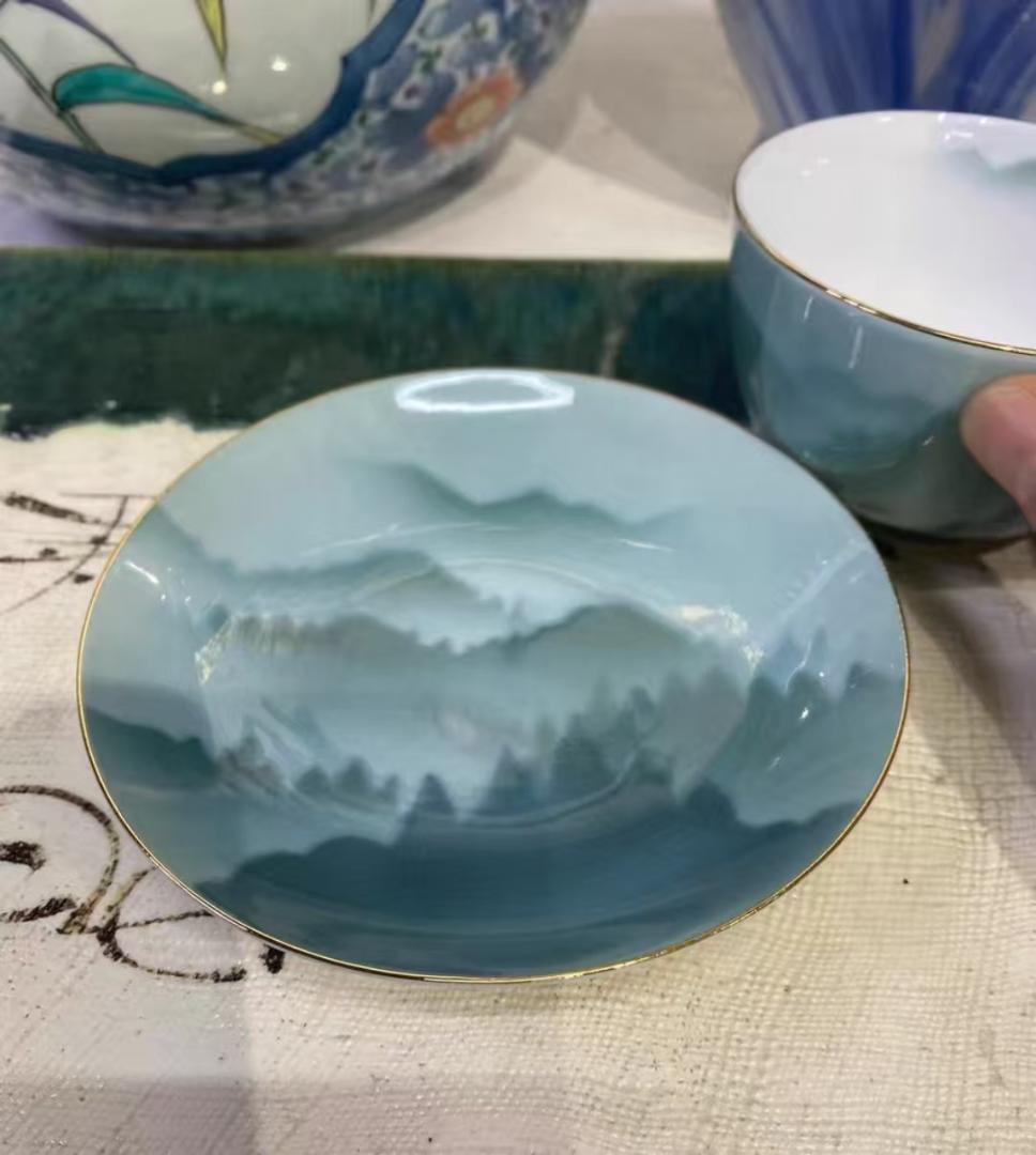 青緑色の陶磁器カップとソーサーセット