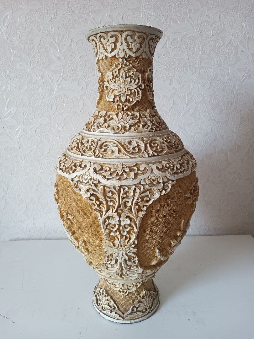 装飾彫刻 中国美術 装飾的な彫刻が施された ベージュと白の木製&金属の花瓶。