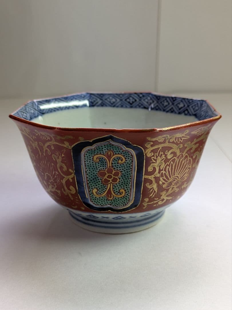 古伊万里、『色絵赤地金彩草花文窓絵梅文八角向付』、銘有、銘「富貴長春」有、箱無