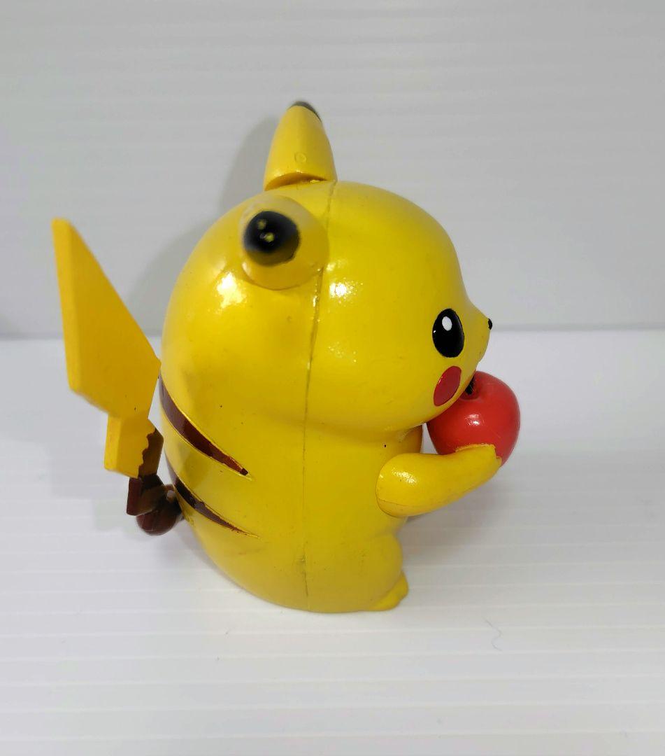 希少！　ポケモン　☆　ピカチュウ　リンゴを持った フィギュア