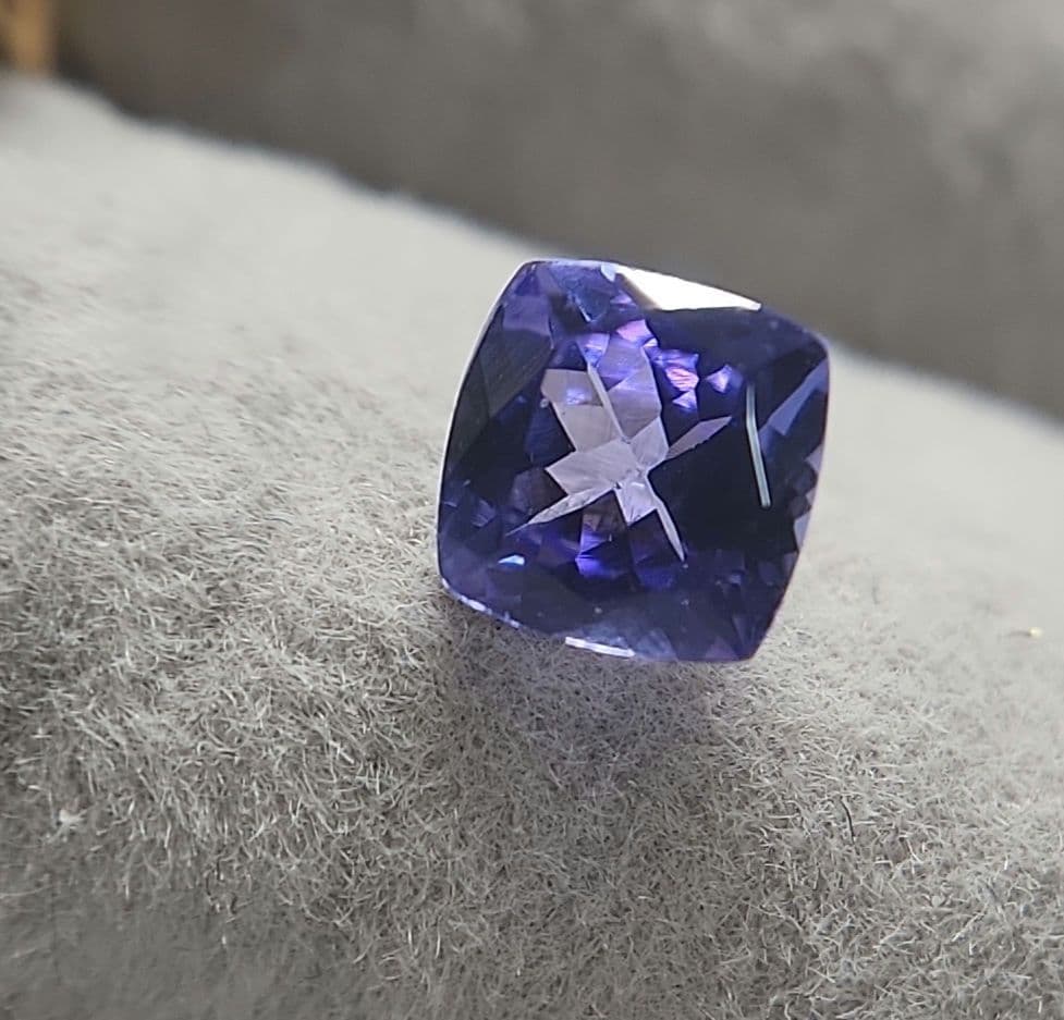 濃厚天然タンザナイト 0.700ct
