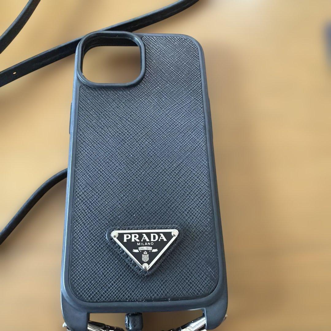 PRADA iPhone15ケース ブラックストラップ付きで箱付き