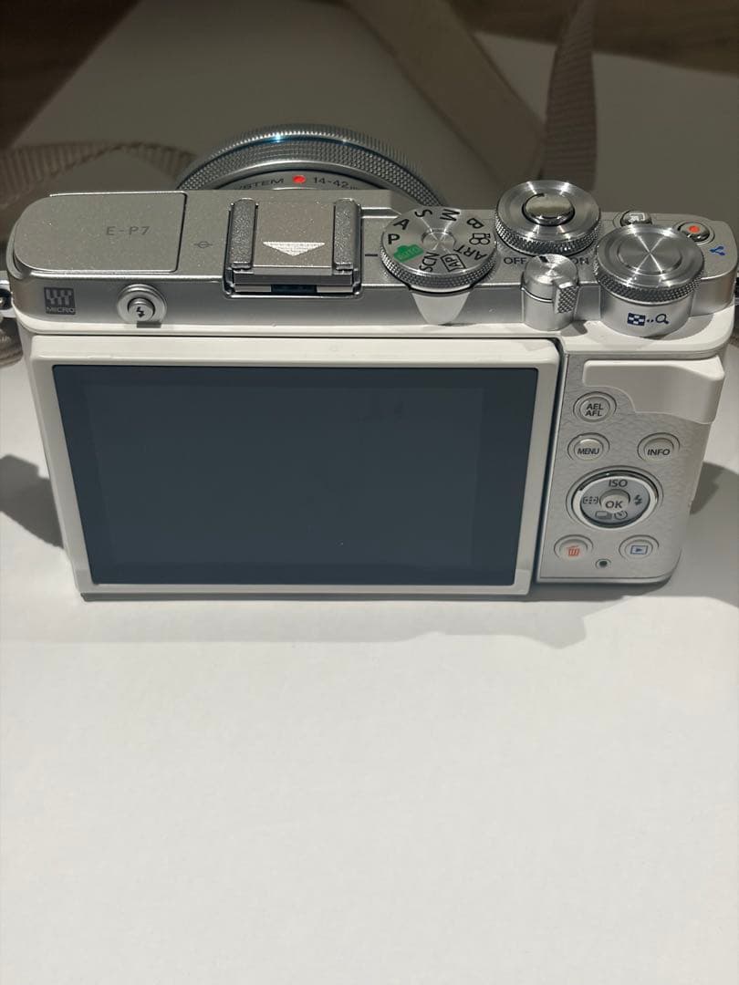 Olympus PEN E-P7ミラーレス一眼 シルバー（ダブルズームキット）