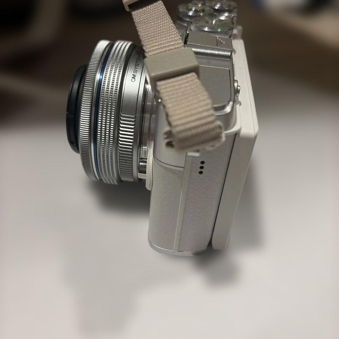 Olympus PEN E-P7ミラーレス一眼 シルバー（ダブルズームキット）